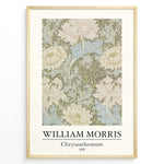 Indlæs billede til gallerivisning Framed William Morris Chrysanthemum 1876 art print plakat featuring beige and blue chrysanthemum flowers in a vintage botanical pattern.
