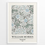 Indlæs billede til gallerivisning Framed William Morris Seaweed 1866 art print plakat featuring intricate seaweed-inspired floral and leaf motifs in blue and green on a cream background.
