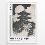 Indlæs billede til gallerivisning Japanske plakater | Black and white illustration of Yasaka Jinja’s five-story pagoda in Kyoto, Japan, with a full moon in the background and clouds surrounding the temple.
