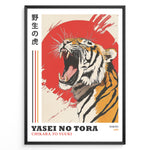 Indlæs billede til gallerivisning Japanske plakater | Framed Japanese tiger art print with roaring tiger illustration, bold red sun background, and Japanese text.
