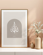 Indlæs billede til gallerivisning Allah (swt) calligraphy med grå og beige baggrund | Islamisk plakater | Plakaty.dk 
