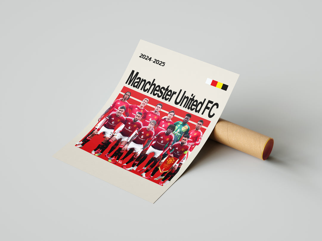 Manchester United FC holdfoto plakat | Spillerne i røde hjemmebanetrøjer 2024-2025 med holdskjold foran og fokuserede udtryk.