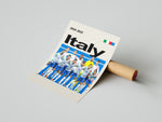 Indlæs billede til gallerivisning Holdfoto | Italy fodboldplakat 2024-2025 med italienske spillere i hvide og blå trøjer – elegant design til fans af Italien.
