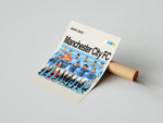Indlæs billede til gallerivisning Manchester City FC holdfoto plakat | Spillerne står i lyseblå hjemmebanetrøjer 2024-2025 med intense udtryk og holdskjold.
