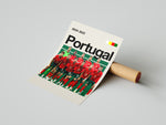 Indlæs billede til gallerivisning Portugal holdfoto plakat | Portugal 2024-2025 iført røde trøjer og grønne shorts, hele holdet samlet til kamp med ikonisk selvsikkerhed.
