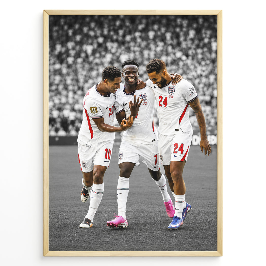 Bukayo Saka, Kobbie Mainoo og Reece James plakat i Englands landsholdstrøjer med moderne sort-hvid baggrund