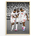 Indlæs billede til gallerivisning Bukayo Saka, Kobbie Mainoo og Reece James plakat i Englands landsholdstrøjer med moderne sort-hvid baggrund
