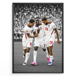 Indlæs billede til gallerivisning Bukayo Saka, Kobbie Mainoo og Reece James plakat i Englands landsholdstrøjer med moderne sort-hvid baggrund
