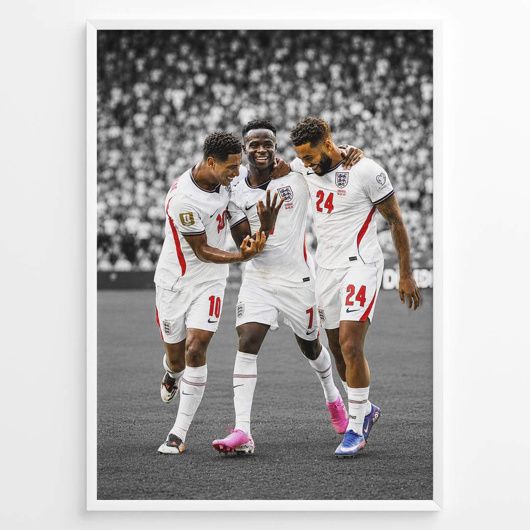 Bukayo Saka, Kobbie Mainoo og Reece James plakat i Englands landsholdstrøjer med moderne sort-hvid baggrund