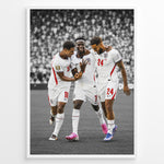 Indlæs billede til gallerivisning Bukayo Saka, Kobbie Mainoo og Reece James plakat i Englands landsholdstrøjer med moderne sort-hvid baggrund
