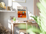 Indlæs billede til gallerivisning Netherlands holdfoto plakat | Hollandsk landshold 2024-2025 i orange hjemmebanetrøjer med holdskjold og stærke udtryk.
