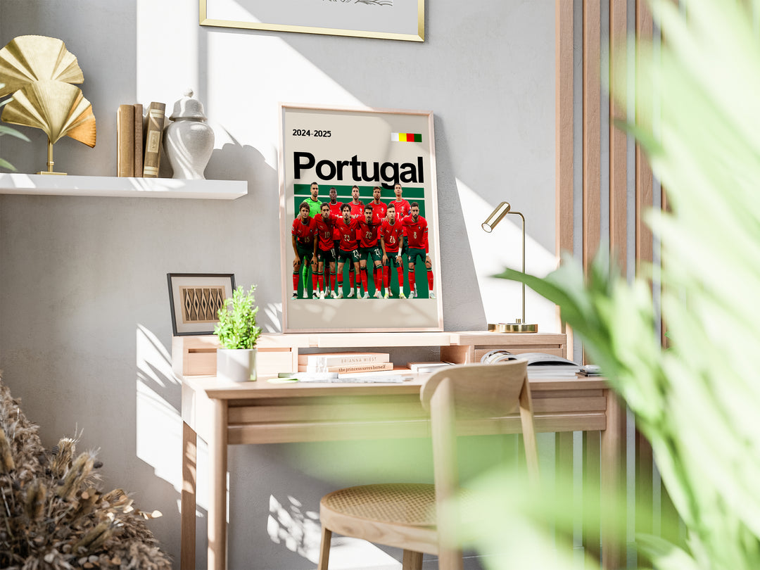 Portugal holdfoto plakat | Portugal 2024-2025 iført røde trøjer og grønne shorts, hele holdet samlet til kamp med ikonisk selvsikkerhed.