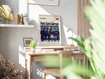 Indlæs billede til gallerivisning Paris Saint-Germain holdfoto plakat | PSG 2024-2025 i mørkeblå hjemmebanetrøjer med røde og hvide striber og spillere i klar formation.
