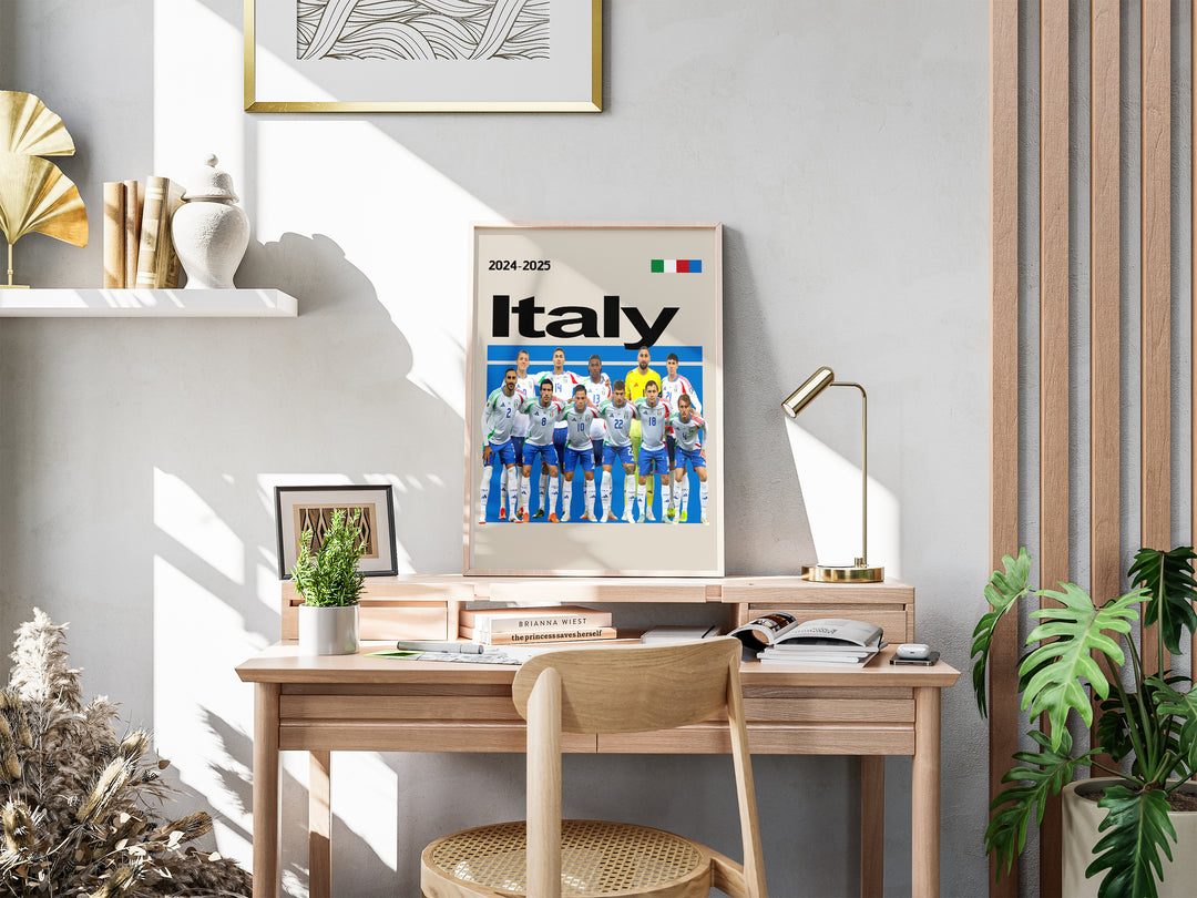 Holdfoto | Italy fodboldplakat 2024-2025 med italienske spillere i hvide og blå trøjer – elegant design til fans af Italien.