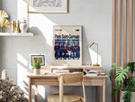 Indlæs billede til gallerivisning Paris Saint-Germain holdfoto plakat | PSG 2024-2025 i mørkeblå hjemmebanetrøjer med røde og hvide striber og spillere i klar formation.
