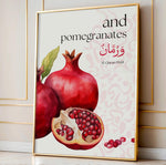 Indlæs billede til gallerivisning Granatæble plakat med botanisk illustration og engelsk samt arabisk typografi inspireret af Koranens frugter
