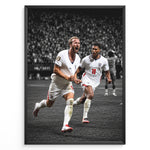 Indlæs billede til gallerivisning Harry Kane og Jude Bellingham plakat i Englands landsholdstrøjer med moderne sort-hvid baggrund
