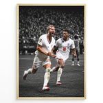 Indlæs billede til gallerivisning Harry Kane og Jude Bellingham plakat i Englands landsholdstrøjer med moderne sort-hvid baggrund
