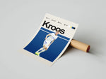 Indlæs billede til gallerivisning Toni Kroos fodbold plakater | Real Madrid-stjerne i hvid hjemmebanetrøje, klar til at aflevere bolden. Minimalistisk design.
