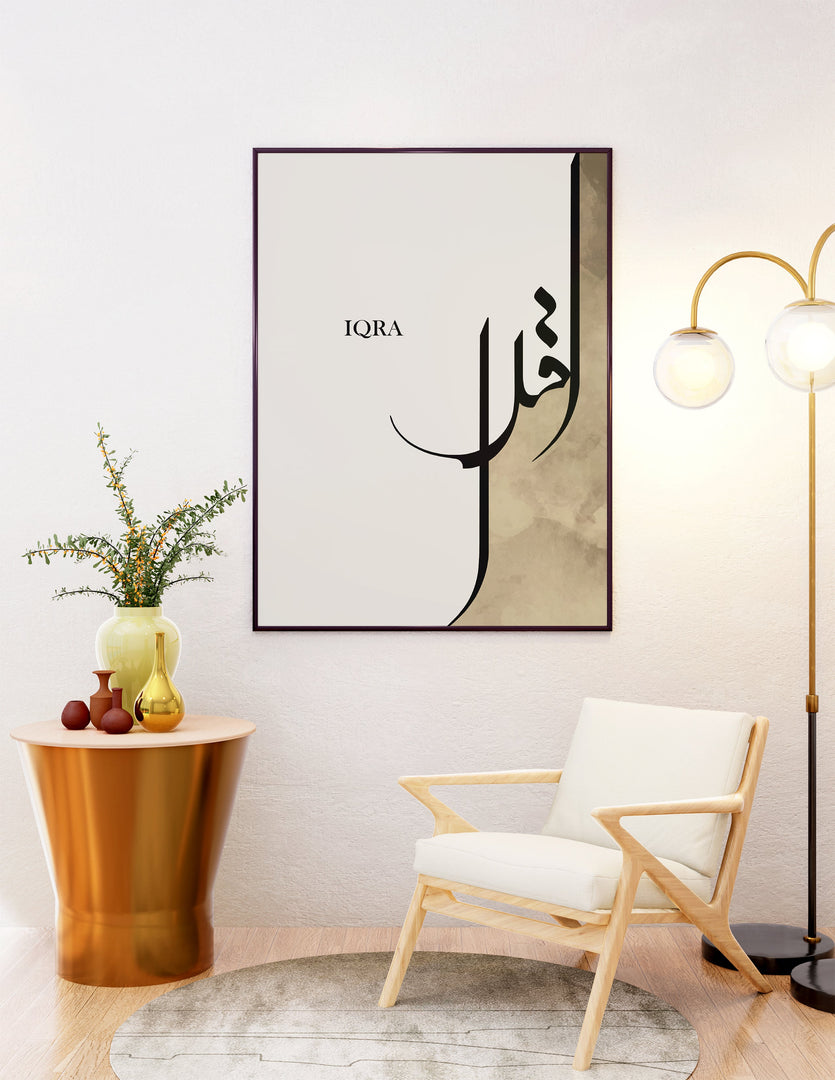 Iqraa calligraphy med beige og hvid baggrund | Islamisk plakater | Plakaty.dk 