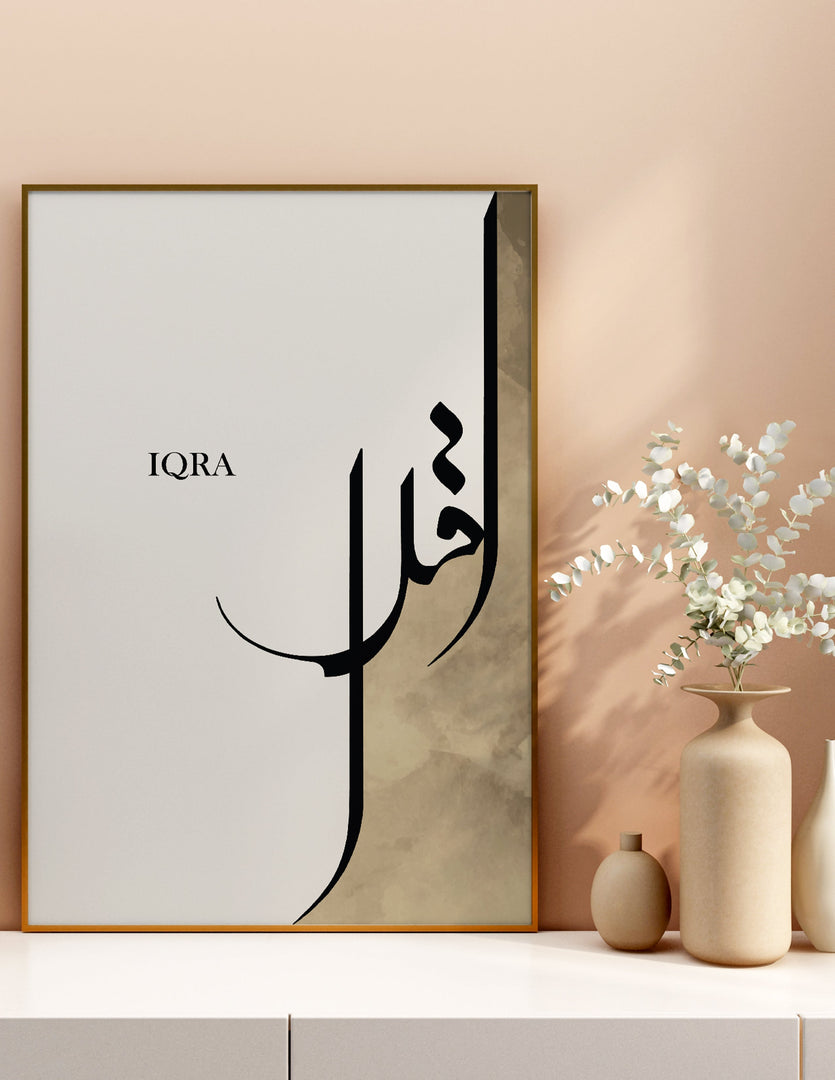 Iqraa calligraphy med beige og hvid baggrund | Islamisk plakater | Plakaty.dk 