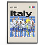 Indlæs billede til gallerivisning Holdfoto | Italy fodboldplakat 2024-2025 med italienske spillere i hvide og blå trøjer – elegant design til fans af Italien.
