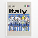 Indlæs billede til gallerivisning Holdfoto | Italy fodboldplakat 2024-2025 med italienske spillere i hvide og blå trøjer – elegant design til fans af Italien.
