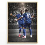 Indlæs billede til gallerivisning Kylian Mbappé og Ousmane Dembélé plakat i Frankrigs landsholdstrøjer med moderne sort-hvid baggrund
