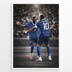 Indlæs billede til gallerivisning Kylian Mbappé og Ousmane Dembélé plakat i Frankrigs landsholdstrøjer med moderne sort-hvid baggrund
