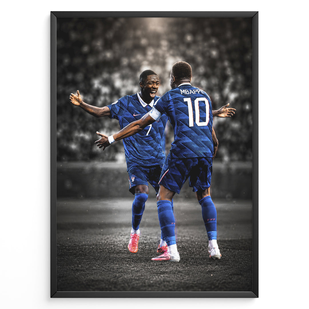 Kylian Mbappé og Ousmane Dembélé plakat i Frankrigs landsholdstrøjer med moderne sort-hvid baggrund