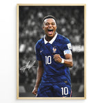 Indlæs billede til gallerivisning Kylian Mbappé plakat i Frankrigs landsholdstrøje med moderne sort-hvid baggrund og blå detaljer
