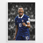 Indlæs billede til gallerivisning Kylian Mbappé plakat i Frankrigs landsholdstrøje med moderne sort-hvid baggrund og blå detaljer
