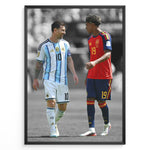 Indlæs billede til gallerivisning Lionel Messi og Lamine Yamal plakat i Argentina og Spaniens landsholdstrøjer med moderne sort-hvid baggrund
