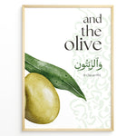 Indlæs billede til gallerivisning Oliven plakat med botanisk illustration og engelsk samt arabisk typografi inspireret af Koranens frugter
